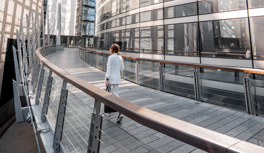 How to Choose Between Independence and an Aggregator